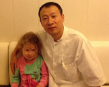 Специалист по традиционной китайской медицине доктор Чжао Пэйюнь с маленьким пациентом