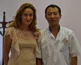 Специалист по традиционной китайской медицине доктор Чжао Пэйюнь с пациентами