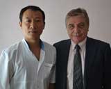 Специалист по традиционной китайской медицине доктор Чжао Пэйюнь с пациентами